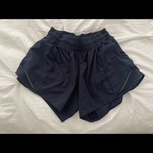 lululemon hotty hot shorts 2.5”